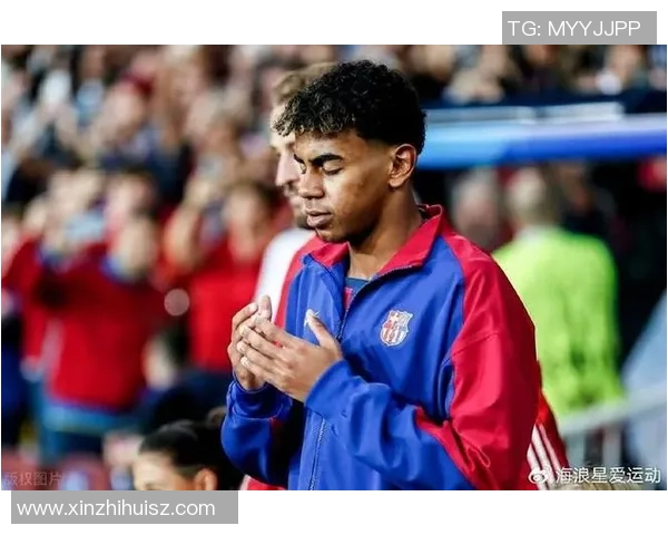 19岁足球明星展现帅气风采引领年轻球员新潮流 19岁足球明星展现帅气风采引领年轻球员新潮流