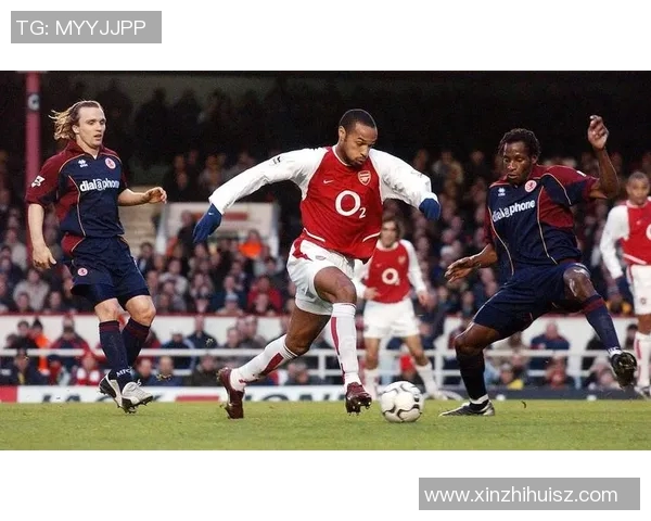 中锋位置上的足球明星盘点与他们的辉煌成就分析